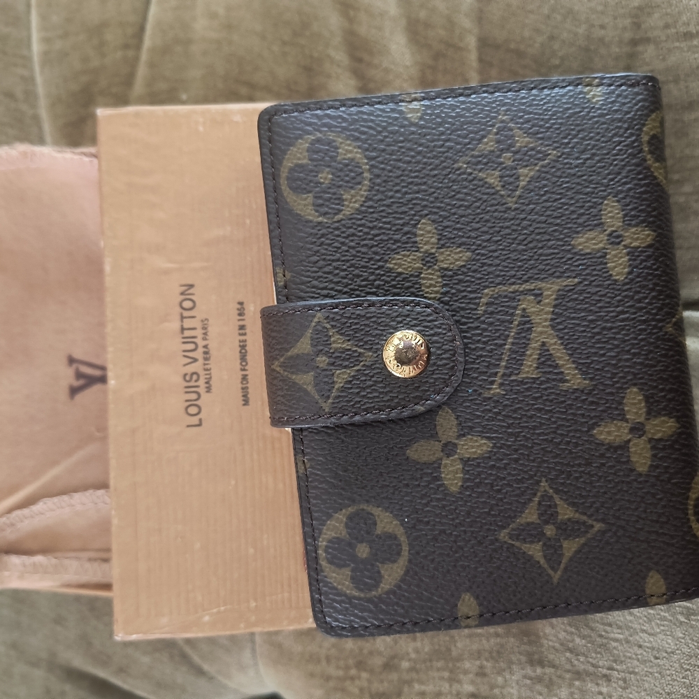 Louis Vuitton wallet - Picture 11 of 13